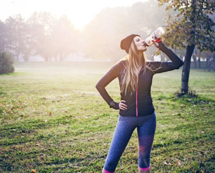 woman drinking water stay hydrated for natural weight loss