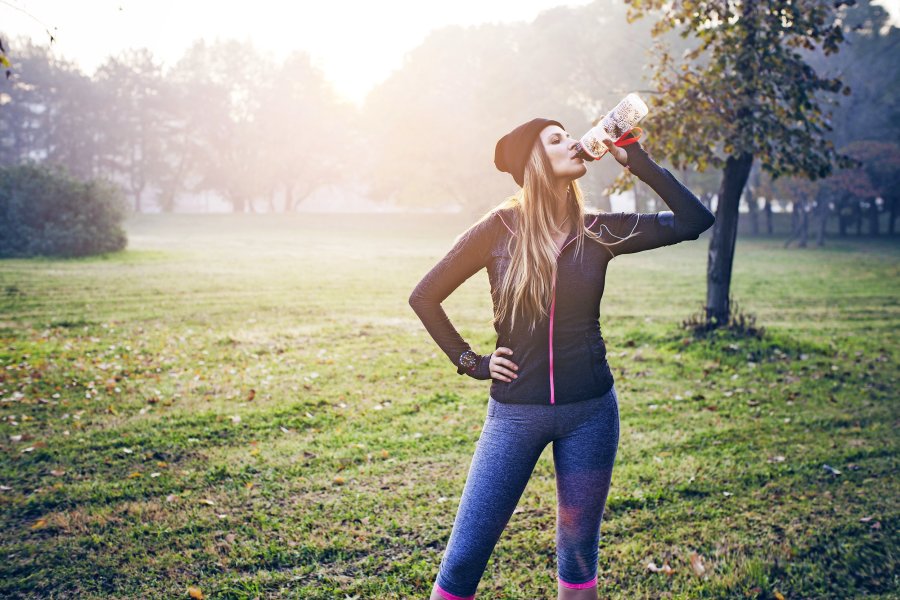 woman drinking water stay hydrated for natural weight loss