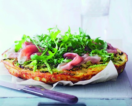 Savoy cabbage frittata with ham and rocket