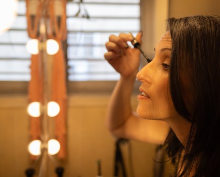 Create an effortless look with a soft glam date night makeup tutorial