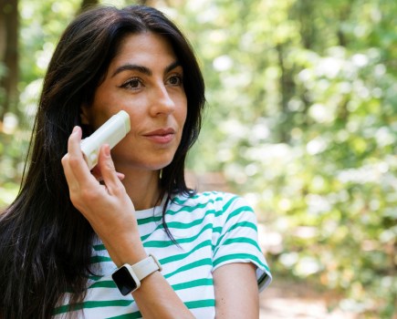 These beauty experts share how to apply sunscreen without pilling