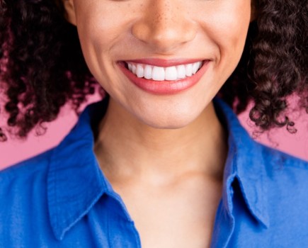 Cropped,Photo,Of,Adorable,Nice,Woman,Smiling,Showing,White,Healthy